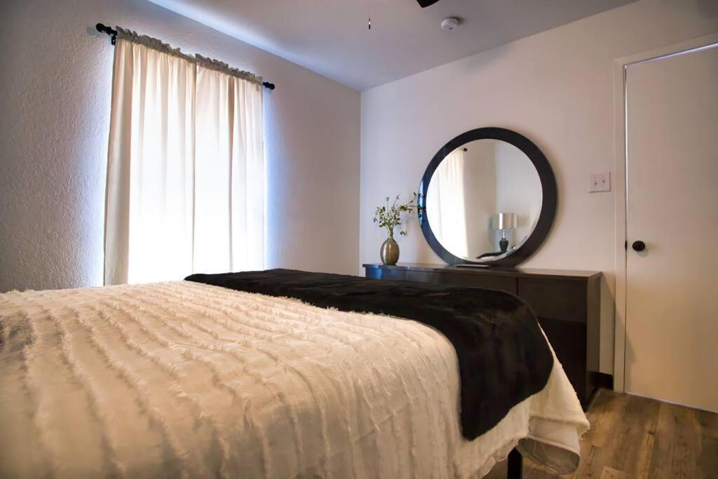 Chic & Cozy 2 Bedroom - 1 Bathroom - Rated Best Eagle Pass Exteriör bild