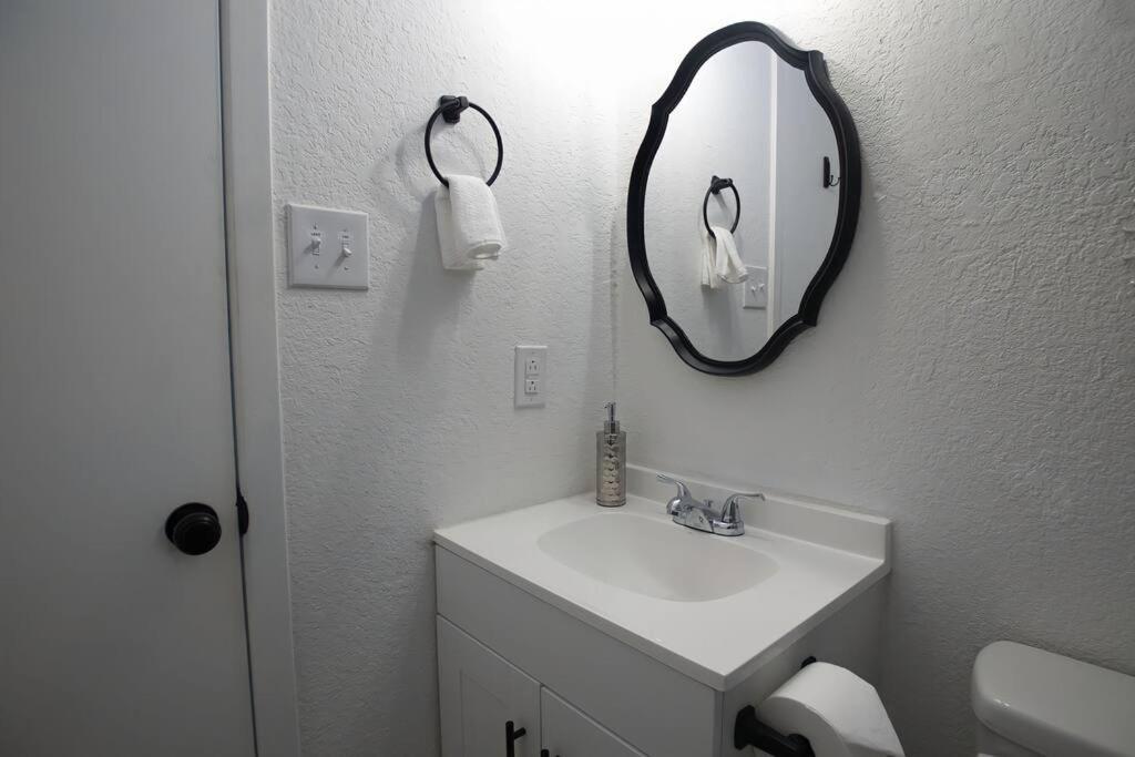 Chic & Cozy 2 Bedroom - 1 Bathroom - Rated Best Eagle Pass Exteriör bild