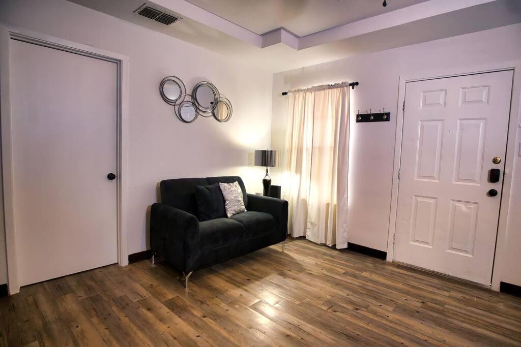 Chic & Cozy 2 Bedroom - 1 Bathroom - Rated Best Eagle Pass Exteriör bild