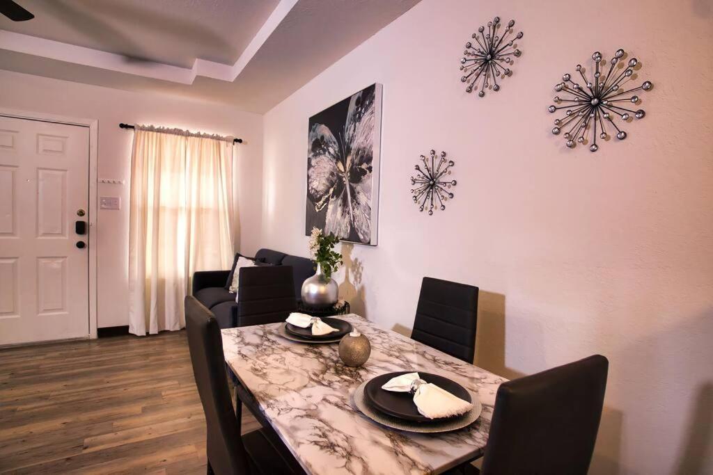 Chic & Cozy 2 Bedroom - 1 Bathroom - Rated Best Eagle Pass Exteriör bild
