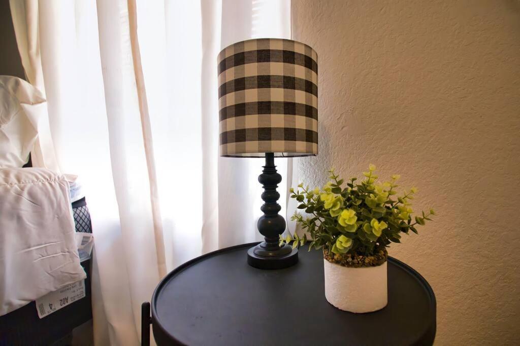 Chic & Cozy 2 Bedroom - 1 Bathroom - Rated Best Eagle Pass Exteriör bild