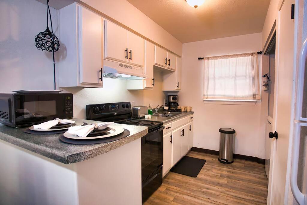 Chic & Cozy 2 Bedroom - 1 Bathroom - Rated Best Eagle Pass Exteriör bild