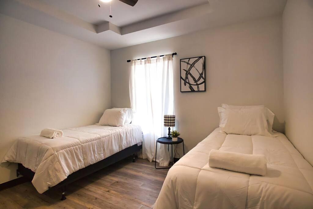 Chic & Cozy 2 Bedroom - 1 Bathroom - Rated Best Eagle Pass Exteriör bild